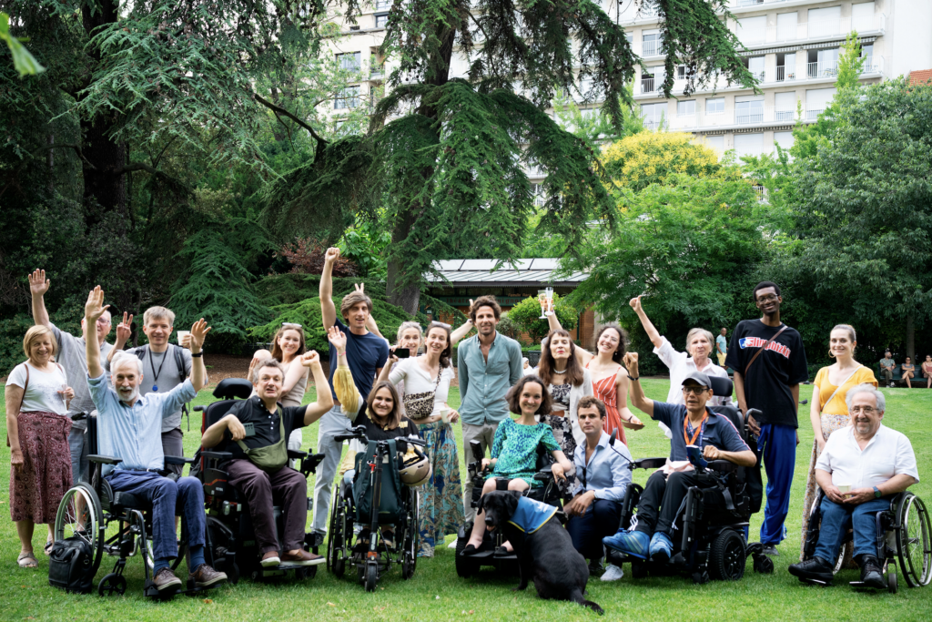 Un groupe d'électeurs réunis dans un parc