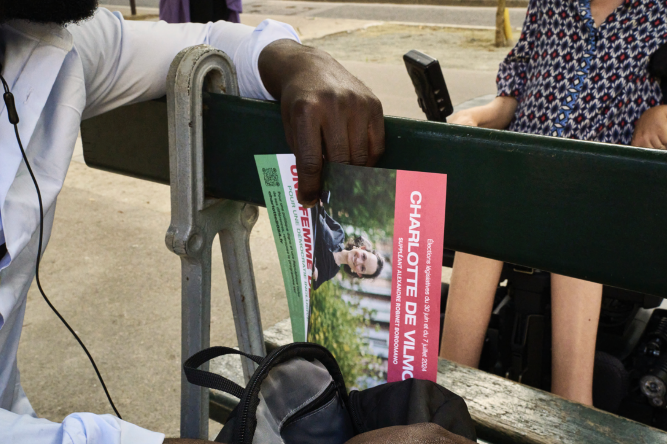 La main d'un homme qui tient un tract Charlotte de Vilmorin, 10 bonnes bonnes raisons de voter