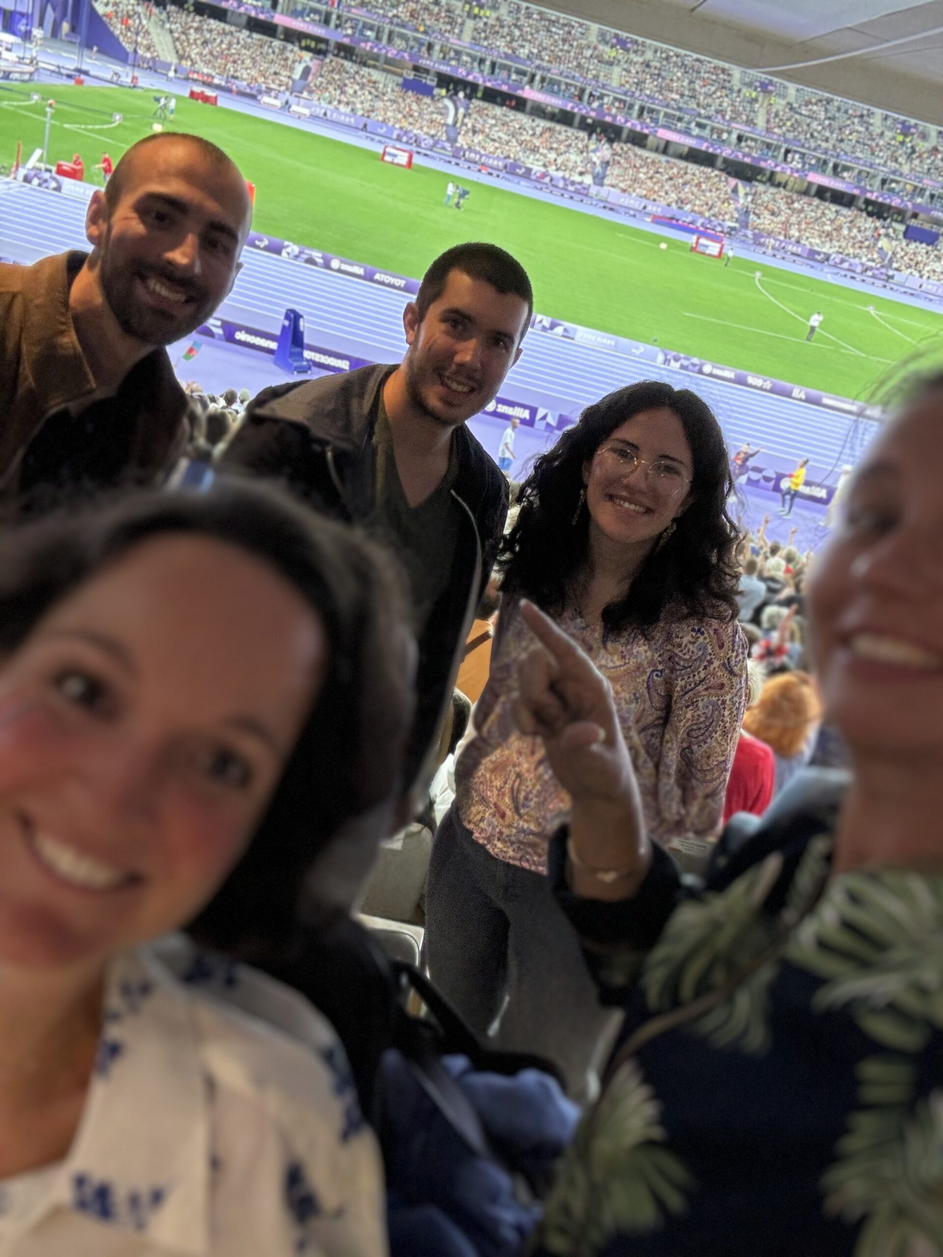 Charlotte, avec un groupe d'amis au stade de France. L'image est floue.