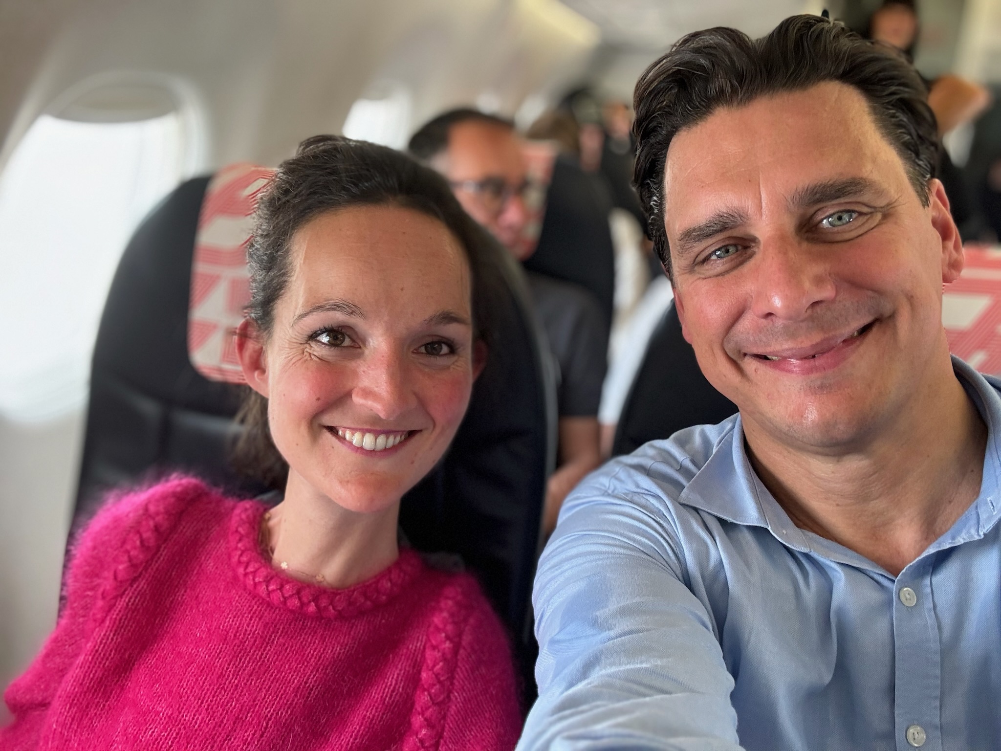 Charlotte et son associé Pierre dans un avion