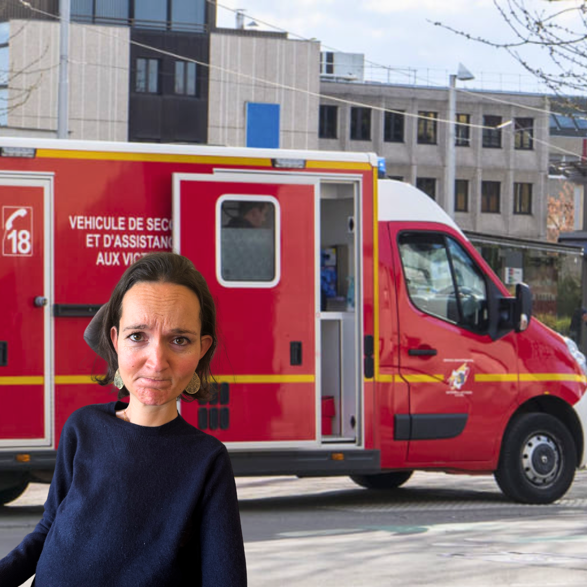 Charlotte devant un camion de pompiers