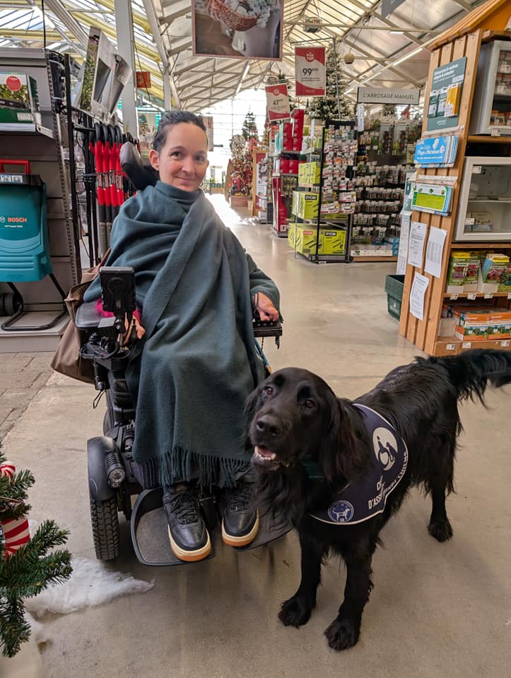 Photo de Charlotte et son chien d'assistance dans un magasin