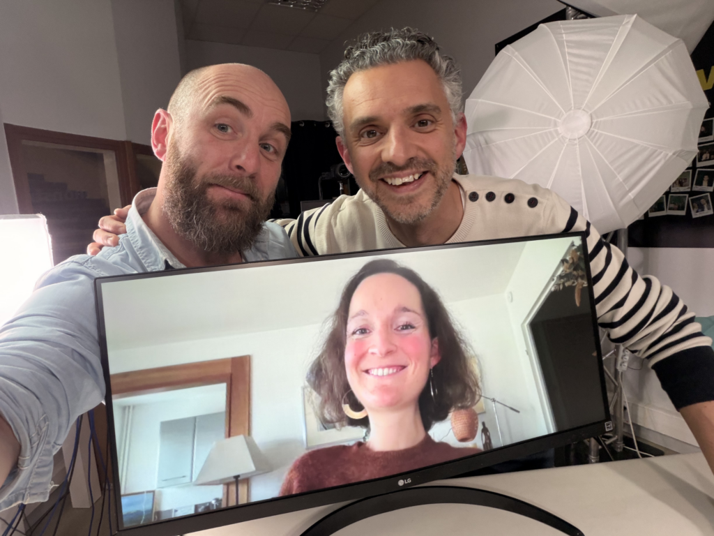 Selfie hybride avec Cyrille et Mick dans un studio d'enregistrement, et Charlotte sur un écran