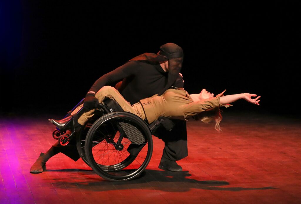 Photo de Dorine qui danse avec un homme dans son fauteuil