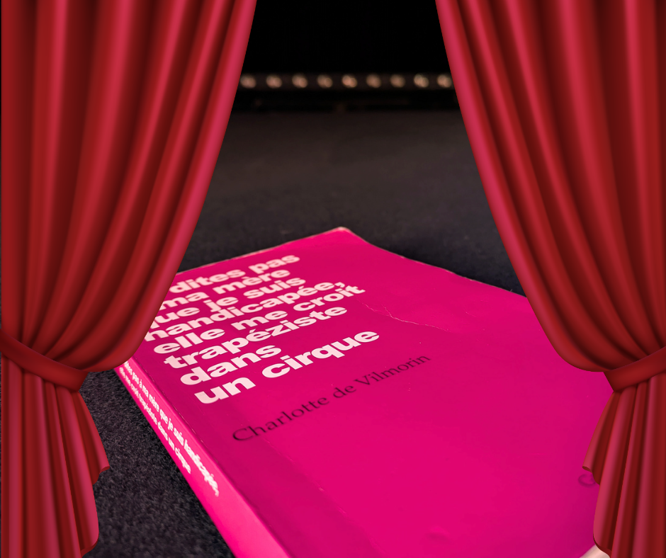 Photo du livre "ne dites pas à ma mère que je suis handicapée, elle me croit trapéziste dans un cirque", posée sur une scène de théâtre